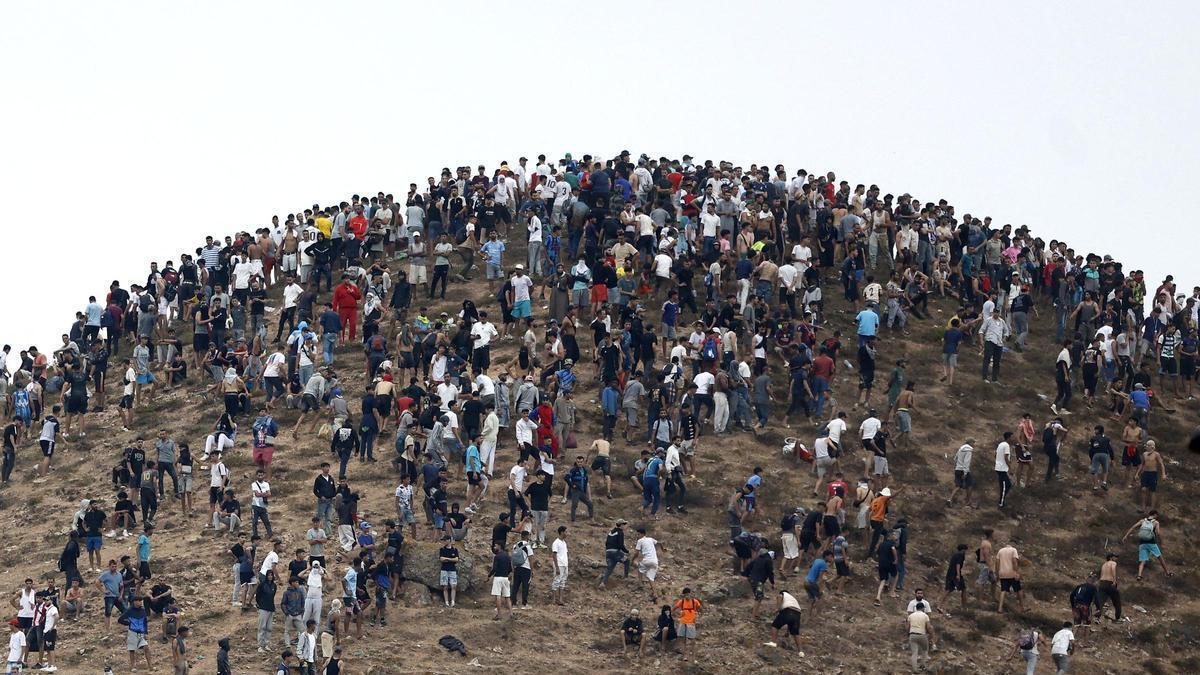 Centenars de migrants entrant a Ceuta.