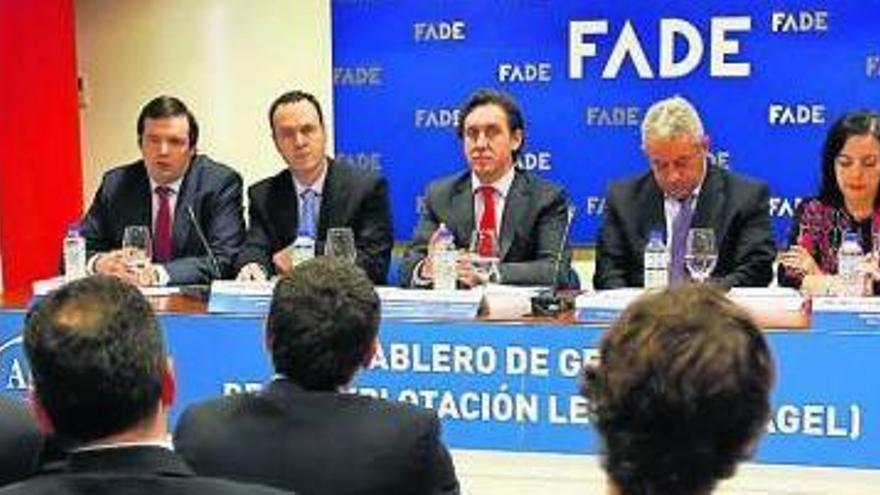 Por la izquierda, Francisco Sanmartín, director general de Clas; Alberto González, secretario general de FADE; Albano Longo, Bertino Velasco, Ángeles Álvarez y Jesús Arango, ayer, en la presentación del sistema de control.