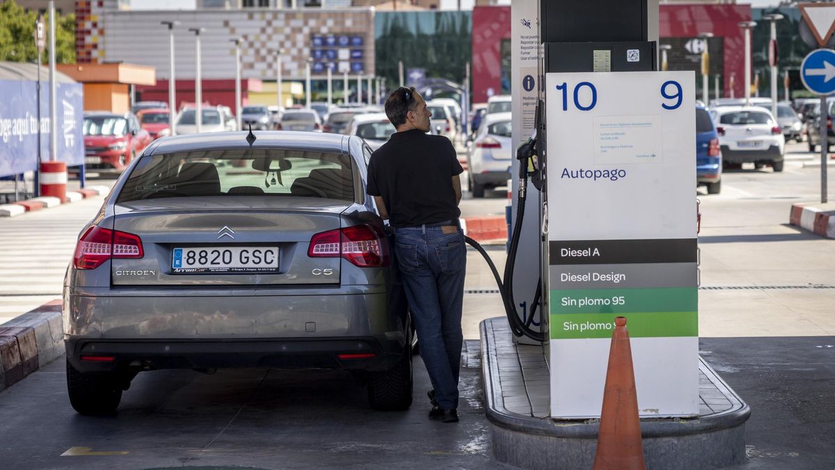 Un hombre echa gasolina en su vehículo en una estación de servicio low cost de Zaragoza.