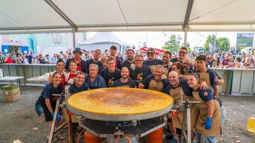 1.800 huevos, 400 kilos de patata y 45 de cebolla :Tortilla no, tortillón a lo grande,  para  inaugurar el Salón de Campo de Xinzo