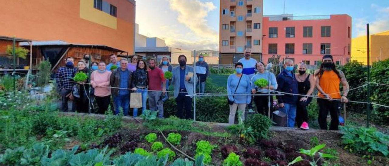 Concejales y vecinos en el huerto urbano de San Matías. | | E.D.