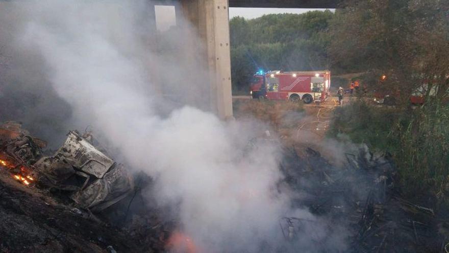 Muere un camionero al despeñarse por el talud de un puente en Fraga