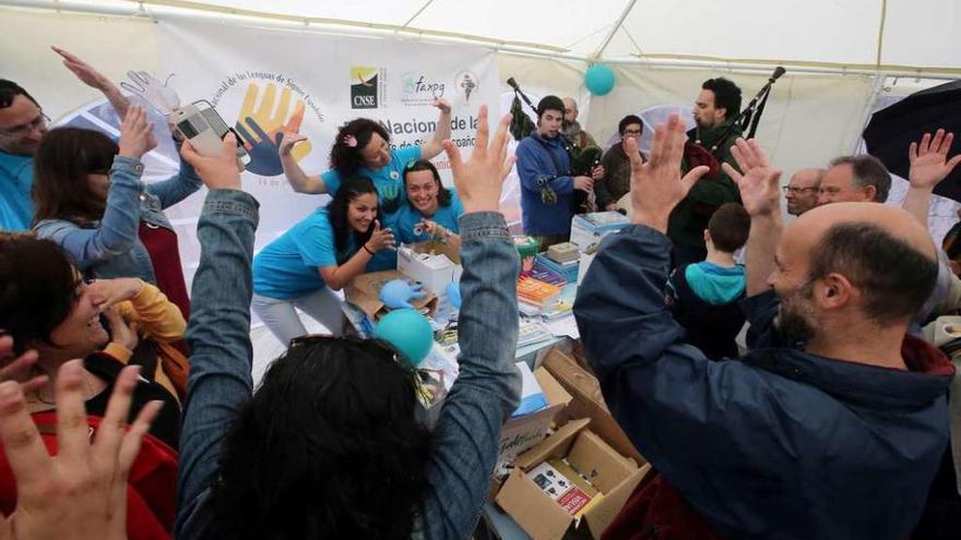 La Asociación de Sordos de Vigo, ayer, en la celebración en Porta do Sol. // Marta G. Brea