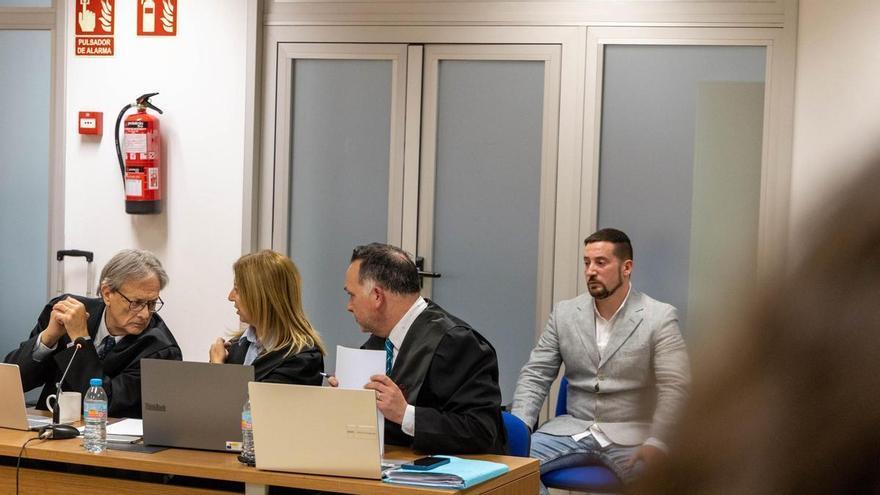 El acusado, a la derecha de la imagen, detrás de sus tres abogados durante la primera sesión del juicio. / Jose Navarro