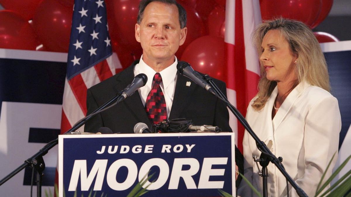 El candidato republicano para las elecciones legislativas en Alabama, Roy Moore, en un acto de campaña acompañado por su esposa.