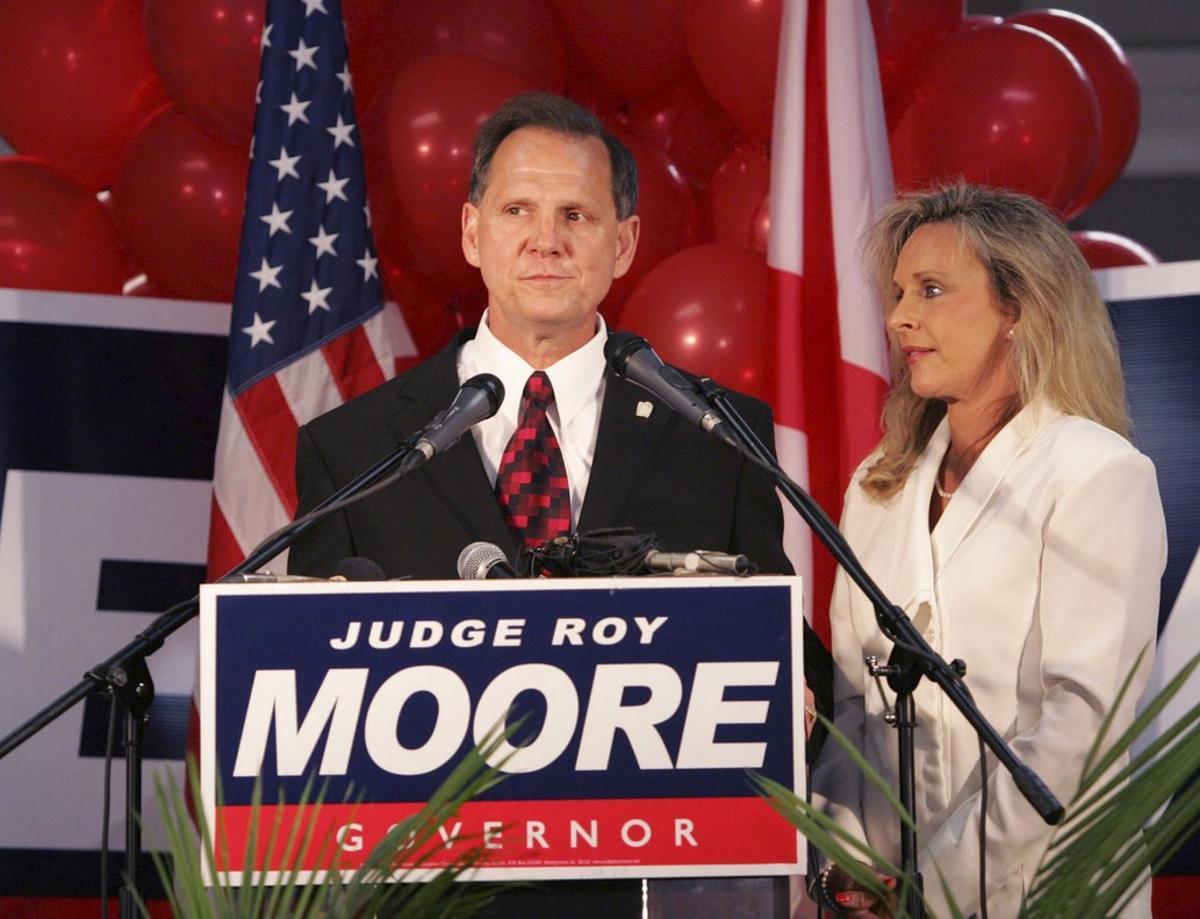 El candidat republicà a les eleccions legislatives a Alabama, Roy Moore, en un acte de campanya acompanyat de la seva dona.