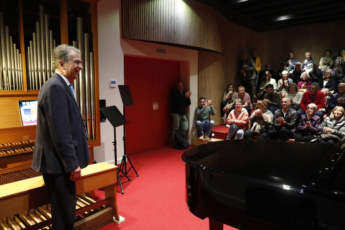 Ramón Sobrino durante la primera charla con el órgano del conservatorio municipal Julián Orbón.
