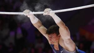 El estadounidense Brody Malone, en la final de barra de los Mundiales de gimnasia de Yakarta.