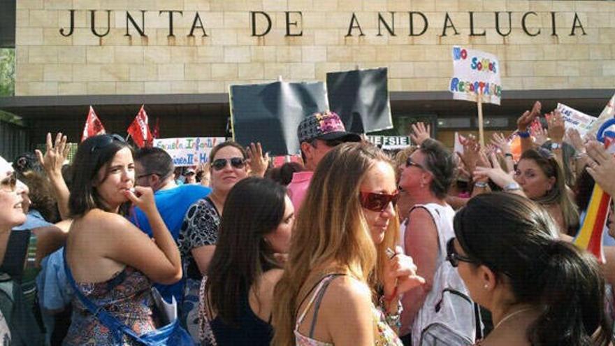 A la concentración ante el edificio de Torre Triana acudieron trabajadores de guarderías de toda la comunidad.