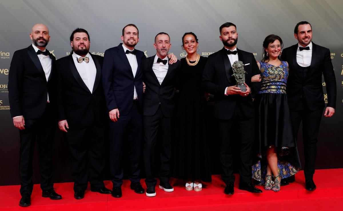 VALENCIA, 12/02/2022.- El equipo del cortometraje Mama posan con el Goya al Mejor Corto Documental durante la gala de la 36 edición de los Premios Goya que tiene lugar este sábado en el Palau de les Arts de Valencia. EFE/Biel Aliño.