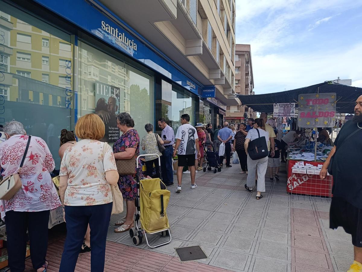 Vestidos y sandalias reinan en el mercado de la Pola