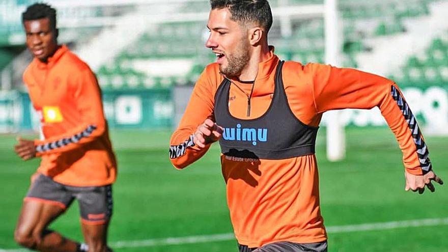 Tete Morente, junto a John, durante un entrenamiento.  | SONIA ARCOS/E.C.F.