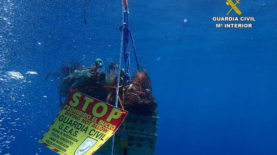 La Guardia Civil saca del fondo de Cala Rajada una red de pesca abandonada