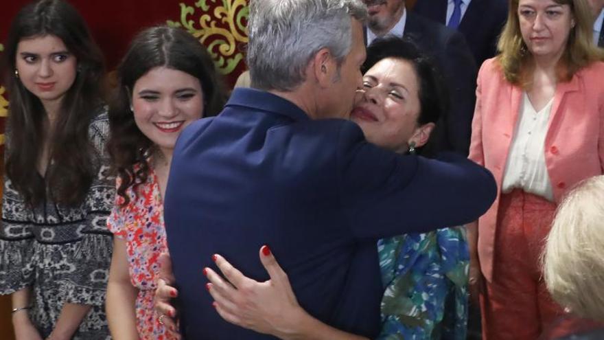 Rueda abraza a su esposa en presencia de sus hijas.