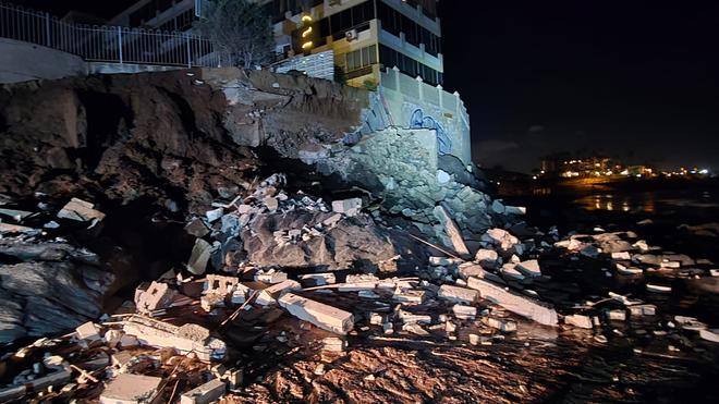 Cae parte de un muro en la Playa del Águila y obliga a precintar la zona