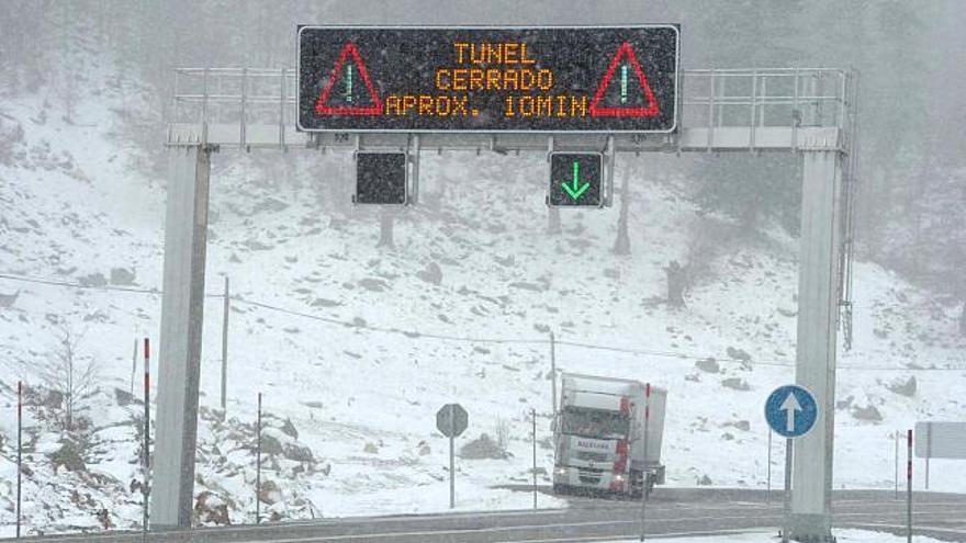 Panel informativo en el que se advierte que el túnel de Vienha (Lérida) se encuentra cerrado debido a la fuerte nevada caída en la zona.