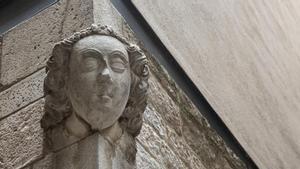 La carassa de una mujer que indica donde se practicaba una de las actividades más antiguas de la historia humana, en Barcelona.