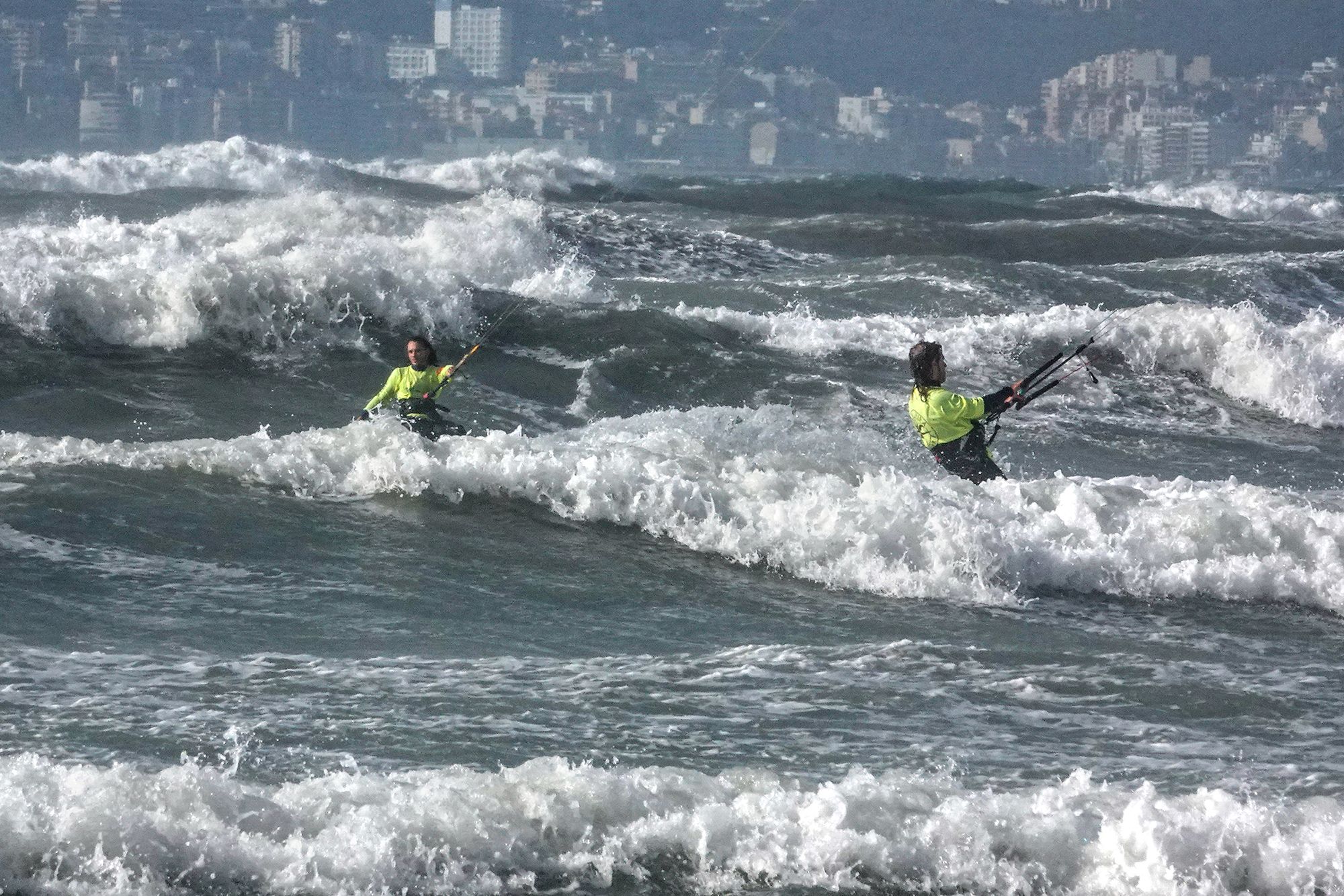 Nervenkitzel an der Playa de Palma: Kitesurfer wissen den Sturm zu nutzen