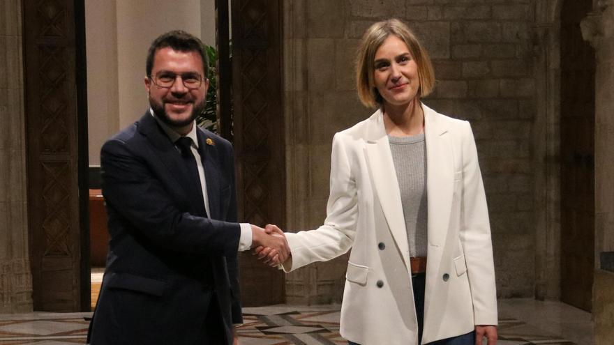 El president del Govern, Pere Aragonès, donant-se la mà amb la líder dels comuns, Jéssica Albiach, en l'acord pels pressupostos