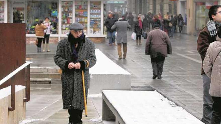 Un hombre pasea por la ciudad, ayer.