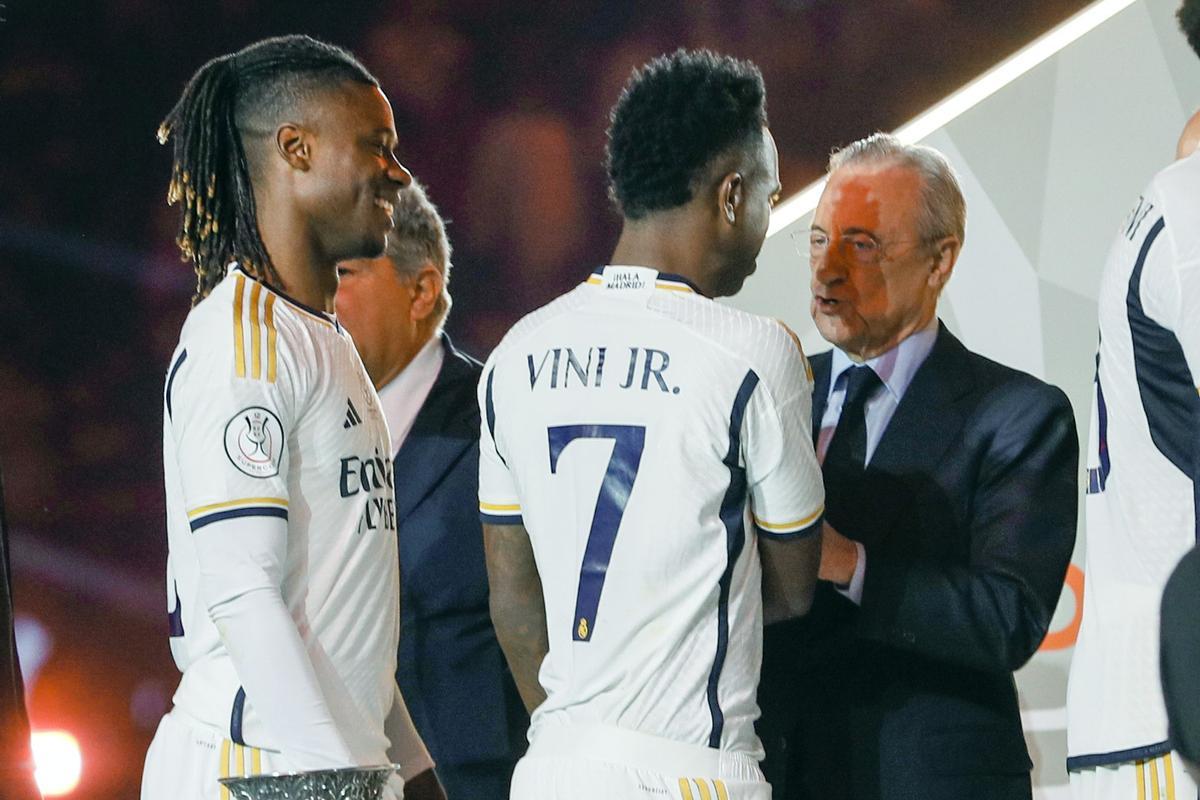 Camavinga y Vinicius, el gran deseado de Arabia Saudí, con Florentino, durante la entrega de la Supercopa de España de 2024.