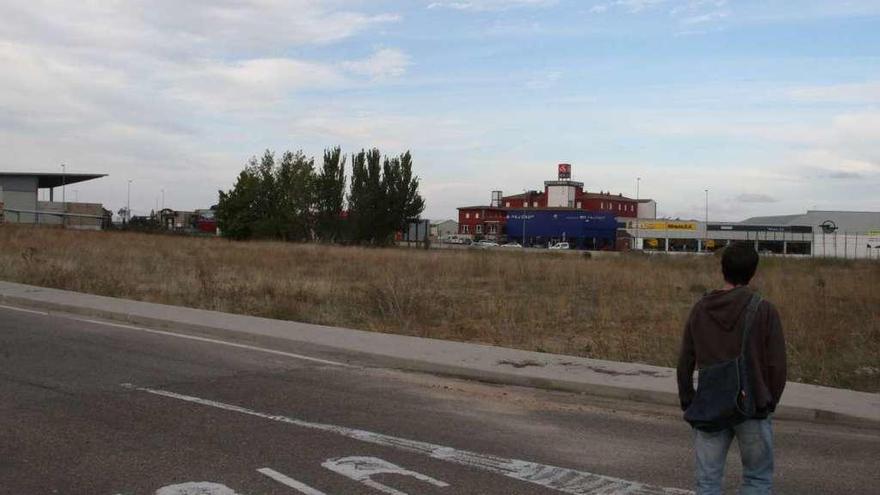 Parcela en la que se construirá el futuro parque de Bomberos.