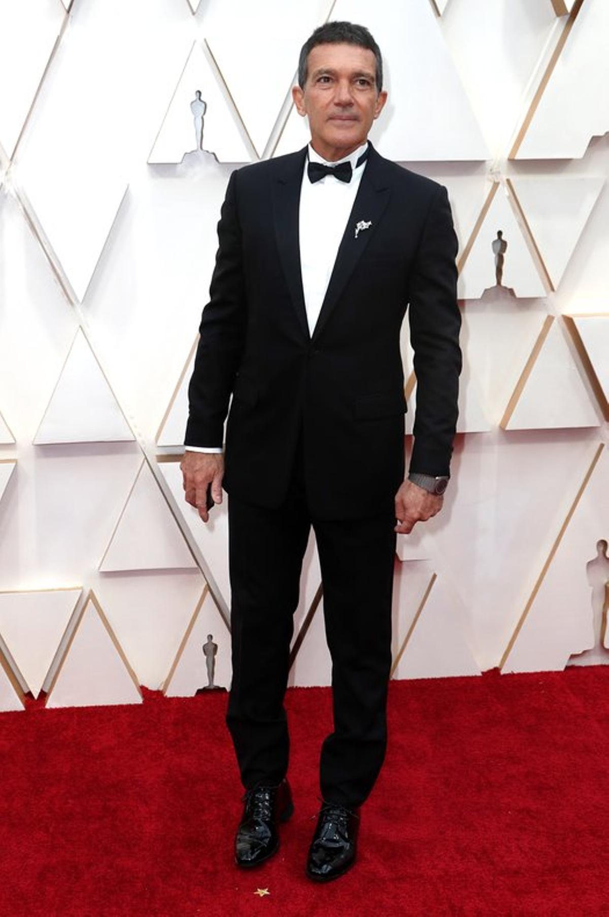 Antonio Banderas acudió a los Oscar con un smoking de Dior Men diseñado por Kim Jones.