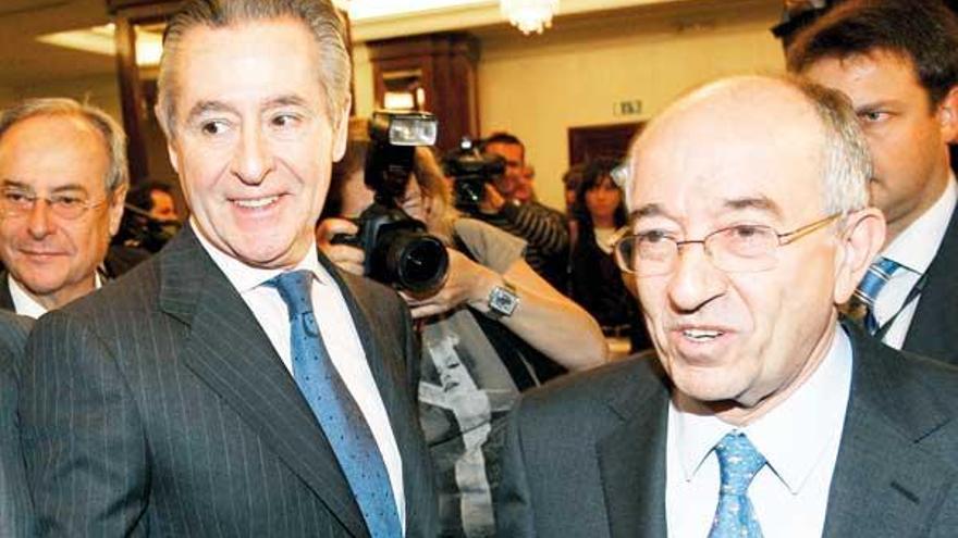 Miguel Ángel Fernández Ordóñez (derecha), con el presidente de Caja Madrid, Miguel Blesa.