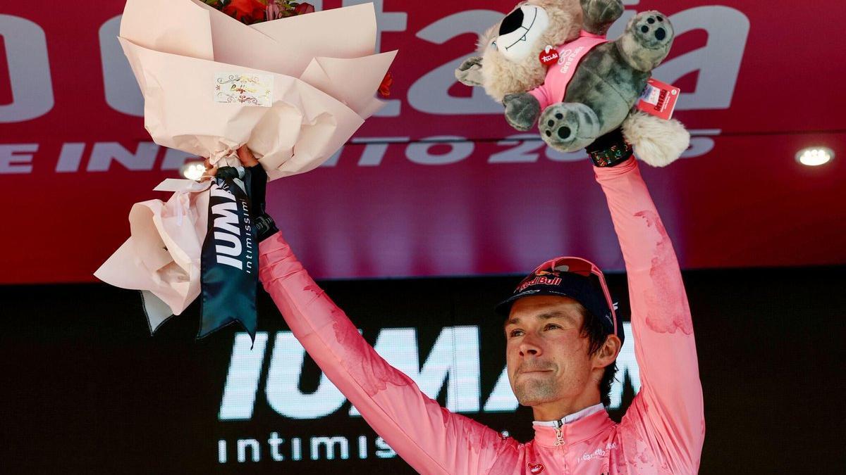 Primoz Roglic, en el podio del Giro