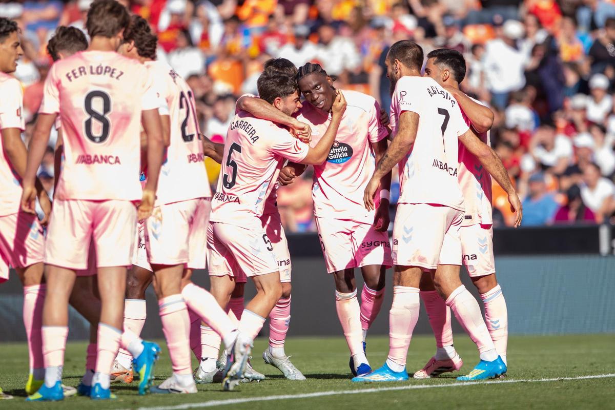 Los jugadores del Celta celebran el gol de Moriba en Mestalla.