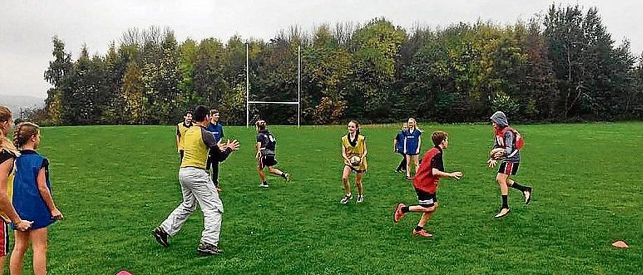 Los alumnos ingleses enseñan a los españoles a jugar al rugby por vídeo.