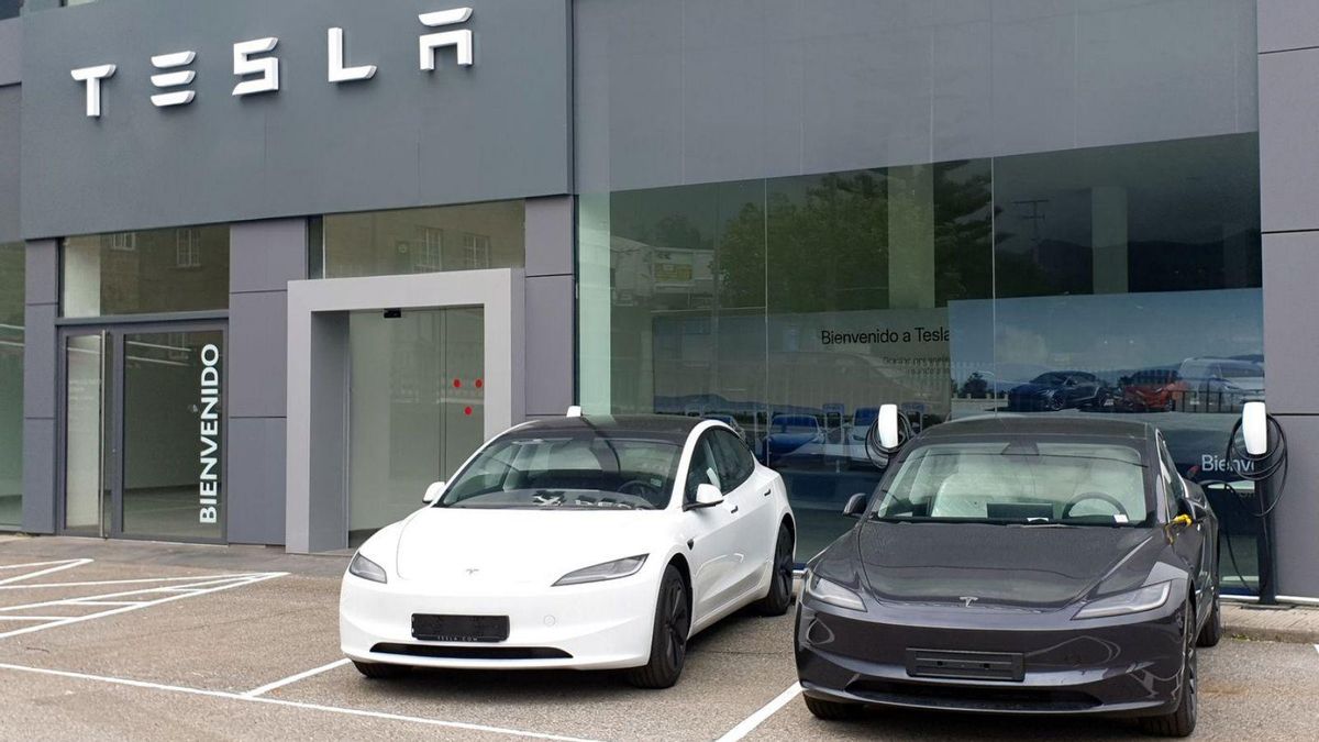 Dos vehículos eléctricos en plena carga en el concesionario de Tesla de Vigo.