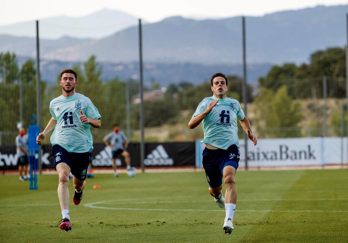 Los jugadores de la selección española Aymeric Laporte y César Azpilicueta