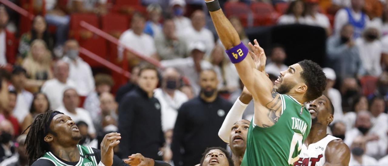 Tatum, con la muñequera con el 24 en homenaje a Kobe, lanza a canasta en el séptimo partido de Miami.