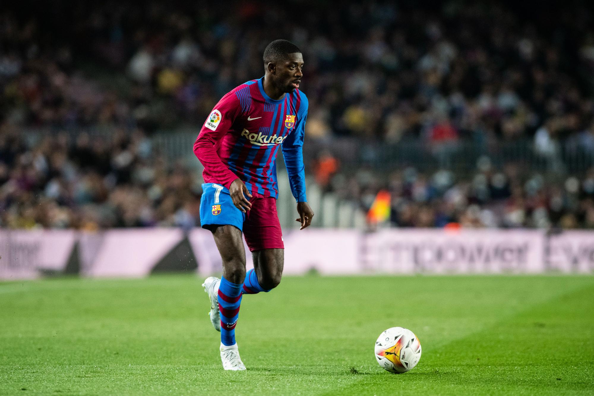 Ousmane Dembélé conduce el balón con el FC Barcelona.