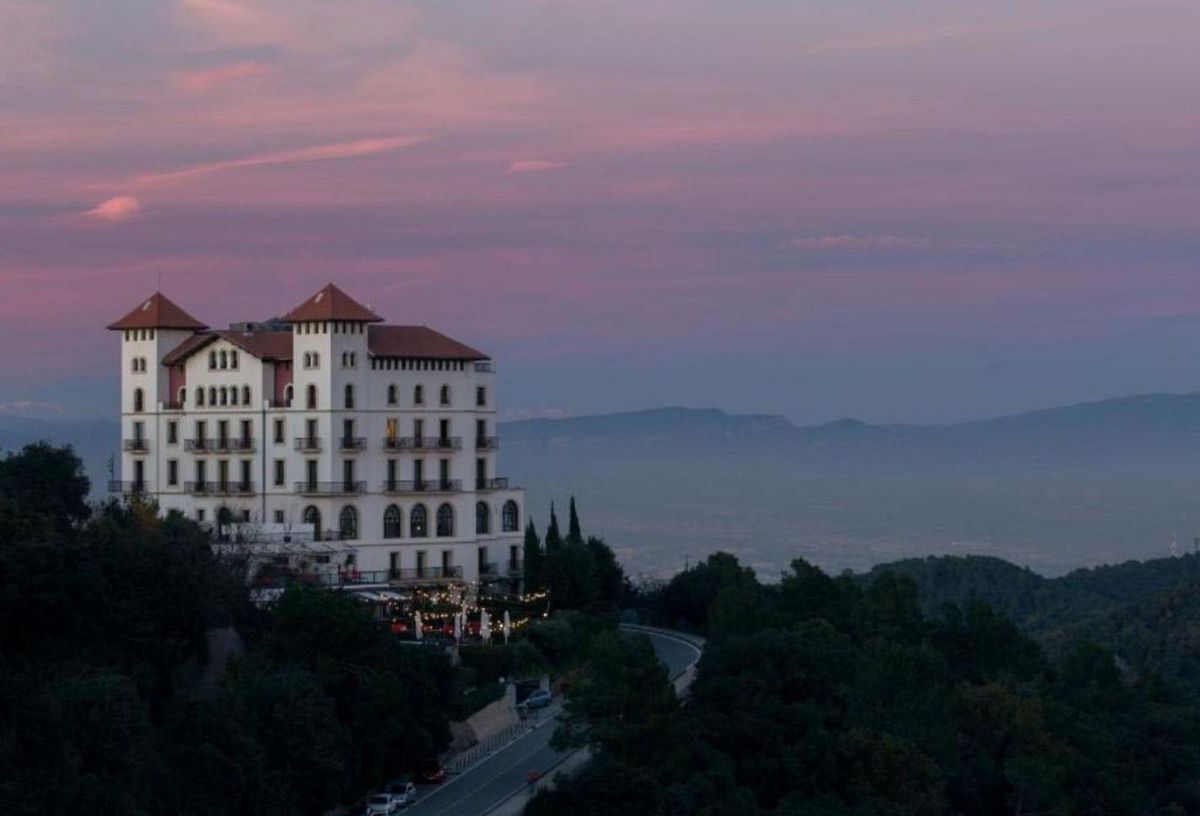 L’hotel que mira a la immensitat de Barcelona L’hotel que mira a la immensitat de Barcelona