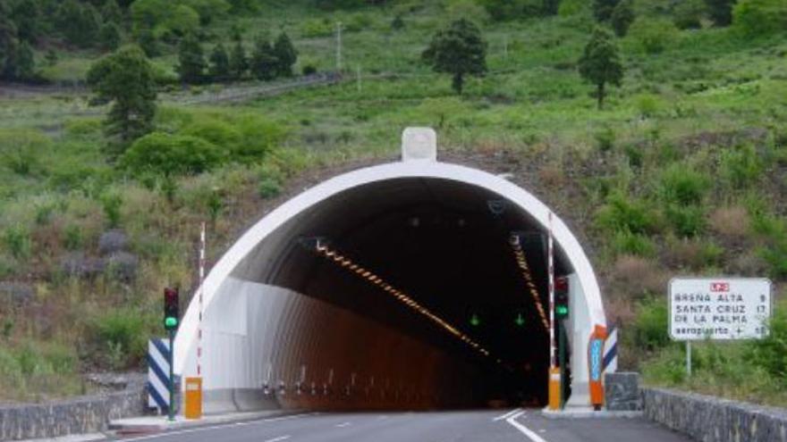Una de las entradas al túnel de La Cumbre en La Palma.