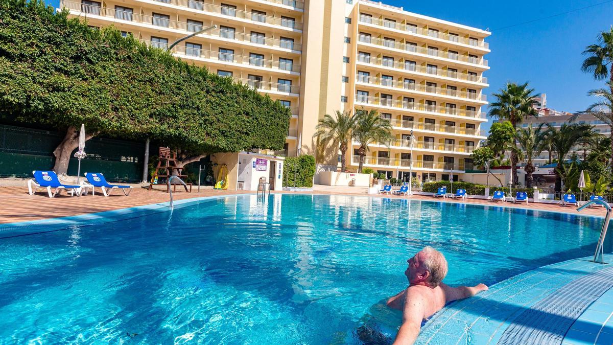 Un turista disfruta de la piscina de un hotel abierto de Benidorm este otoño