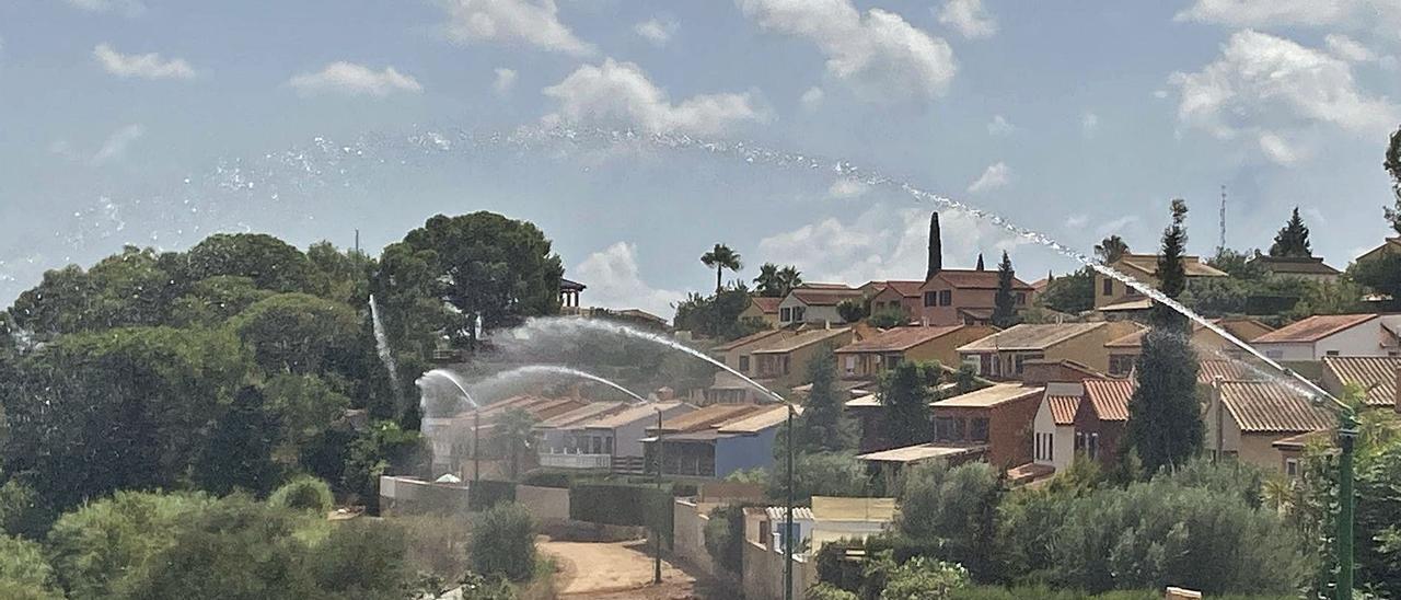 Varios cañones en la línea entre lo urbano y lo forestal en La Vallesa, en el término municipal de Paterna.  | LEVANTE-EMV