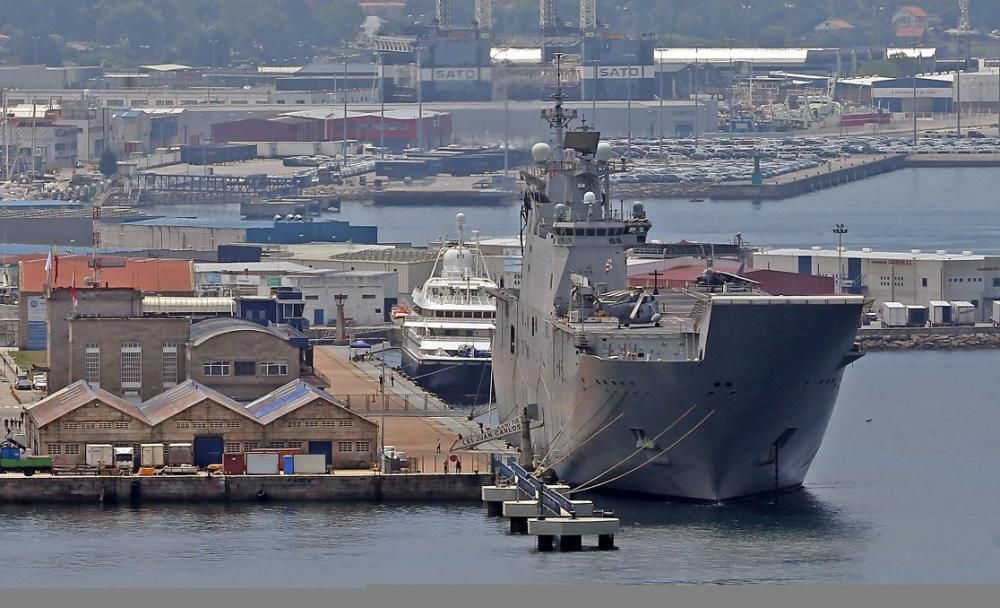 Descubre por dentro el portaaviones ''Juan Carlos I'', atracado en Vigo. // Marta G. Brea