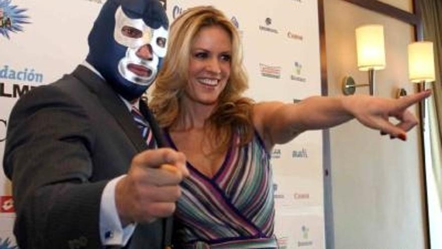 La presentadora de televisión Rebecca de Alba y el combatiente de lucha libre Blue Demon Junior  presentaron en Ciudad de México, una carrera popular por el centro histórico de la capital con el objetivo de recaudar fondos para la lucha contra el cáncer infantil.