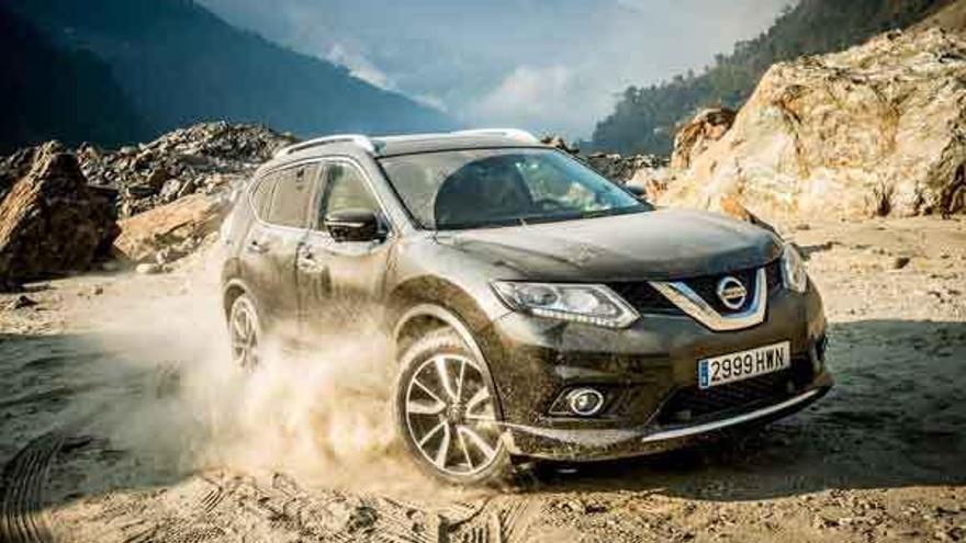 El nuevo Nissan X-Trail muestra su comportamiento en un camino de tierra.