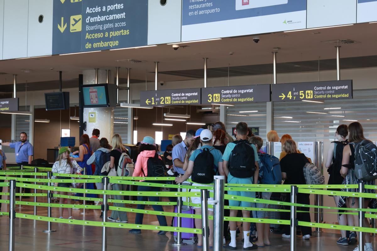 Pasajeros en el Aeropuerto de Valencia el pasado verano.