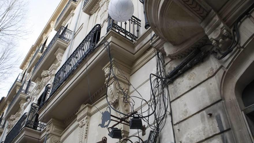 El cableado a la vista en las fachadas del casco antiguo afea el paisaje urbano.