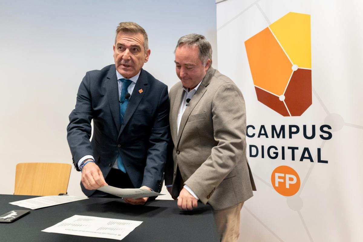 El director general de FP, Luis Mallada, y el jefe de servicio, Óscar Sánchez, en la presentación de los nuevos cursos de FP.