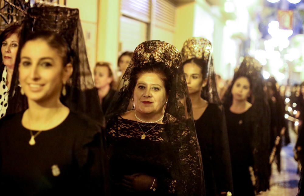 Varios momentos de la procesión de ayer en honor a la Verge del Sofratge que recorrió las calles del centro llenas de gente.