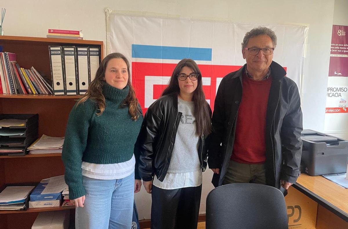 María José Areán, Irene Iglesias y Pedrosa, ayer, en la sede de Comisiones en Lalín.  | 	A.L..V.