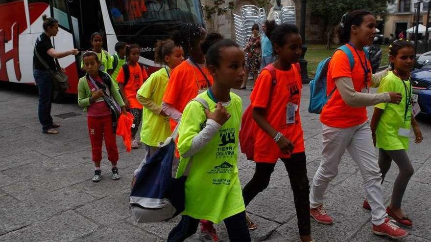 Recepción de los niños y niñas saharauis en una edición anterior de Vacaciones en Paz.