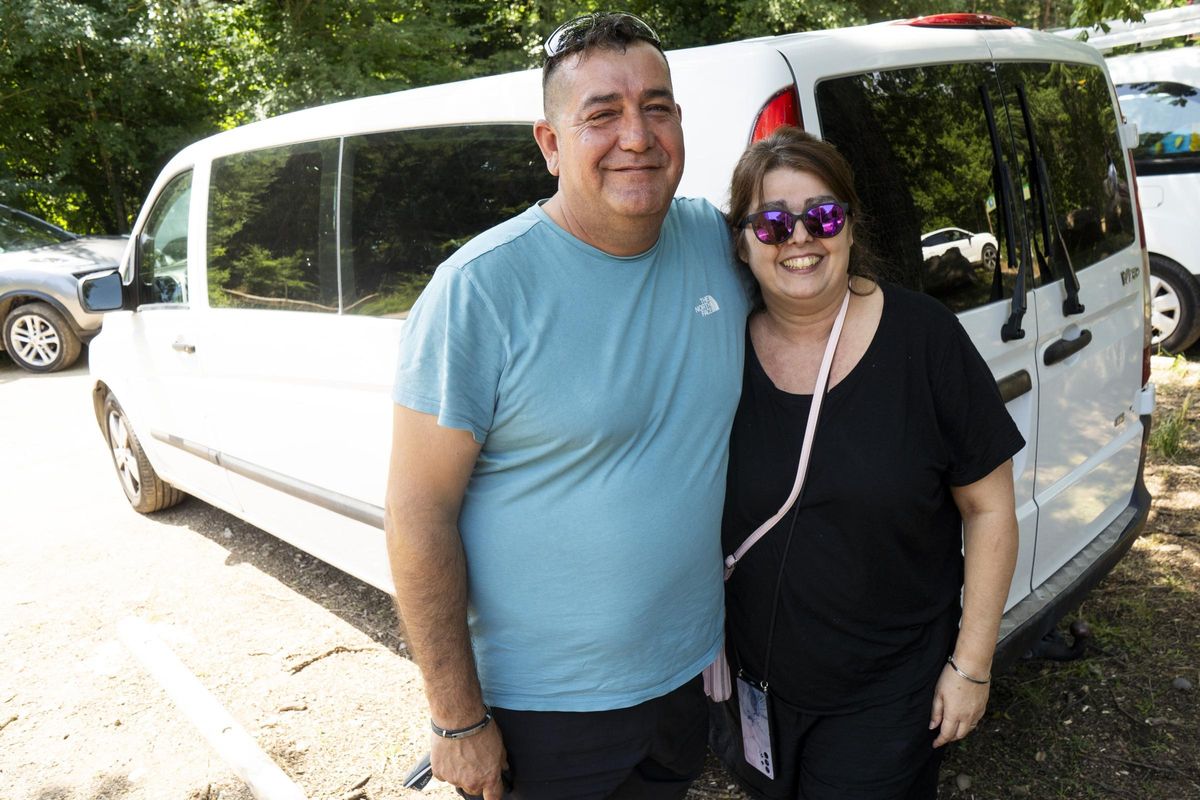 La parella a l'aparcament de la riera