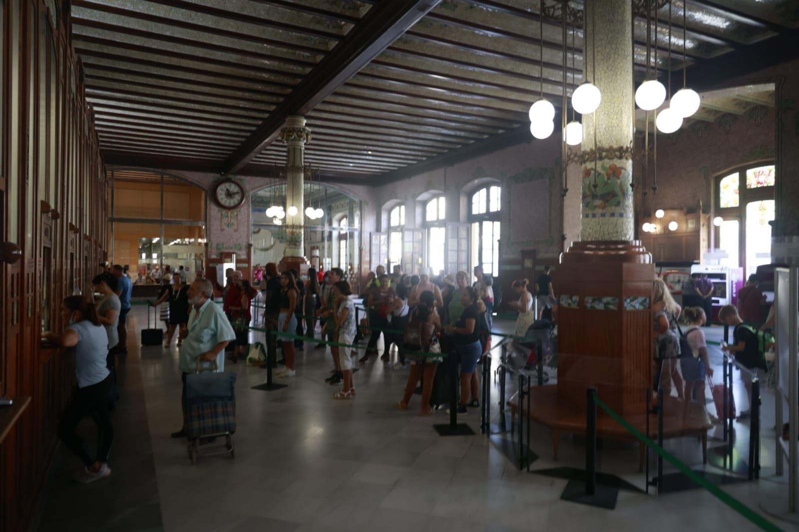 Colas en la Estación del Norte de València por el abono gratuito de Cercanías